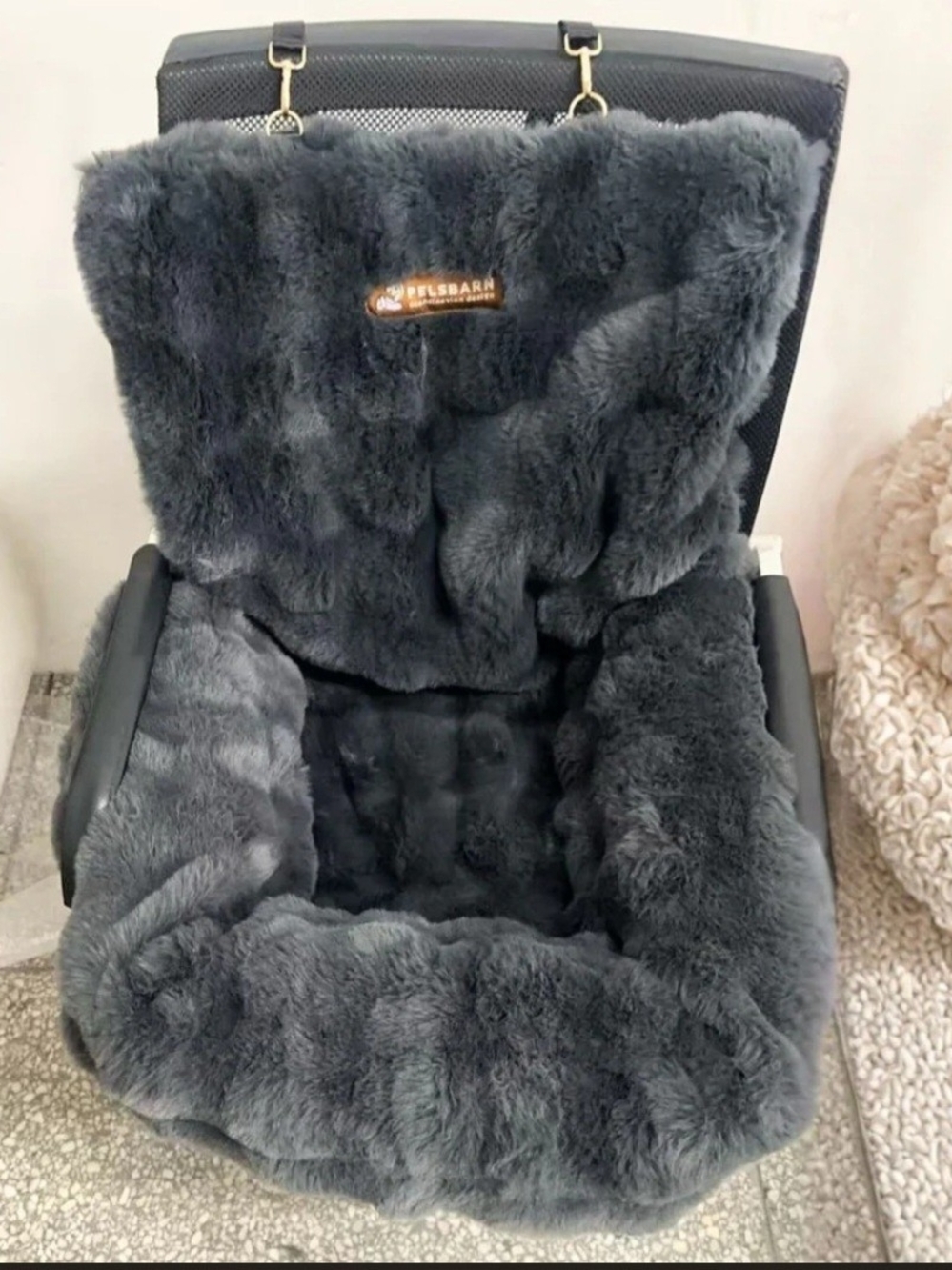 Luxurious Cozy Dog Bed For Car in Dark Gray - Pelsbarn
